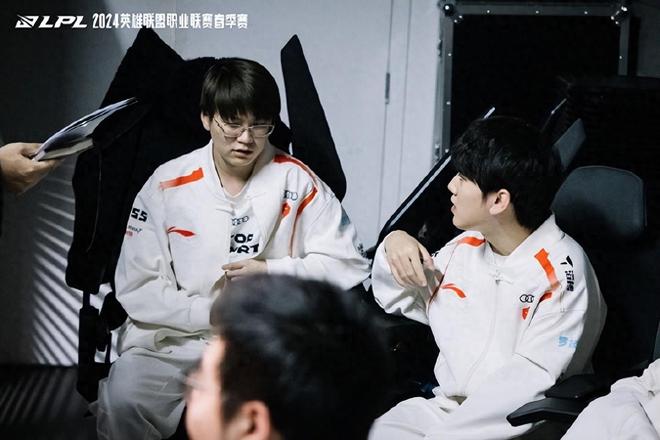 他在回应中 他在回应中